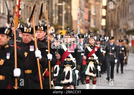 Am frühen Morgen findet eine Prozessionsprobe entlang der Royal Mile in Edinburgh statt, bevor König Charles III. Thanksgiving feiert. Foto: Montag, 3. Juli 2023. Stockfoto