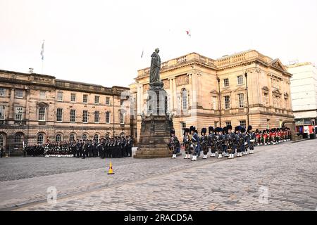 Am frühen Morgen findet eine Prozessionsprobe entlang der Royal Mile in Edinburgh statt, bevor König Charles III. Thanksgiving feiert. Foto: Montag, 3. Juli 2023. Stockfoto