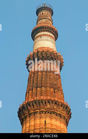 Qutub Minar aus rotem Sandstein-Turm (Minarett) an ein UNESCO-Welterbe, Delhi, Indien Stockfoto