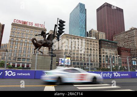 Chicago, USA, 01. Juli 2023. Ein Rennwagen fährt auf dem Congress Plaza Drive während des ersten Rennens der Chicago Street auf dem Grant Park 220 NASCAR Cup Series im Grant Park und um Chicagos berühmte Skyline. Kredit: Tony Gadomski / All Sport Imaging / Alamy Live News Stockfoto