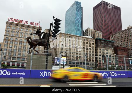 Chicago, USA, 01. Juli 2023. Ein Rennwagen fährt auf dem Congress Plaza Drive während des ersten Rennens der Chicago Street auf dem Grant Park 220 NASCAR Cup Series im Grant Park und um Chicagos berühmte Skyline. Kredit: Tony Gadomski / All Sport Imaging / Alamy Live News Stockfoto