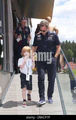 SPIELBERG, Österreich. 2. Juli 2023. Christian Horner und Sohn, F1 am Red Bull Ring, Oesterreich Ring, Formel 1, ÖSTERREICHISCHER Grand Prix, großer Preis von OESTERREICH, GP d'Autriche, Motorsport, Formel1, gebührenpflichtiges Bild, Copyright © KNOTH Andy/ATPimages (KNOTH Andy /ATP/SPP) Guthaben: SPP Sport Press Photo. Alamy Live News Stockfoto