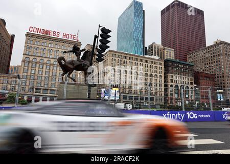 Chicago, USA, 01. Juli 2023. Ein Rennwagen fährt auf dem Congress Plaza Drive während des ersten Rennens der Chicago Street auf dem Grant Park 220 NASCAR Cup Series im Grant Park und um Chicagos berühmte Skyline. Kredit: Tony Gadomski / All Sport Imaging / Alamy Live News Stockfoto
