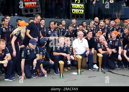 Spielberg, Österreich. 02. Juli 2023. Christian Horner Sergio Perez HELMUT MARKO MAX VERSTAPPEN Oliver Mintzlaff/CEO Red Bull Chalerm Yoovidhya/Thailändischen Unternehmerfamilie Yoovidhya/Miteigentümer Red Bull/Sohn des Erfinders Mark Mateschitz SPIELBERG, ÖSTERREICH, 02. JULI 2023: F1 Uhr am Red Bull Ring, Oesterreich Ring, Formel 1, ÖSTERREICHISCHER Grand Prix, großer Preis von OESTERREICH, GP d'Autriche, Motorsport, Formel1, gebührenpflichtiges Bild, Copyright © KNOTH Andy/ATPimages (KNOTH Andy /ATP/SPP) Guthaben: SPP Sport Press Photo. Alamy Live News Stockfoto