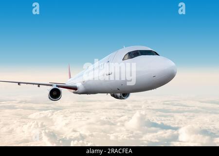 Ein modernes weißes Passagierflugzeug, das am Himmel fliegt Stockfoto