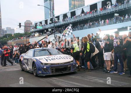 Shane van Gisbergen macht einige Donuts in der Siegesstraße, nachdem er am 2. Juli 2023 in der Grant Park 220-Serie in der Innenstadt von Chicago einen historischen NASCAR-Sieg errungen hat. Der 34-jährige Auckland, aus Neuseeland, wurde der erste Fahrer seit 60 Jahren, der seine Cup-Präsentation gewann. (Foto: Alexandra Buxbaum/Sipa USA) Guthaben: SIPA USA/Alamy Live News Stockfoto