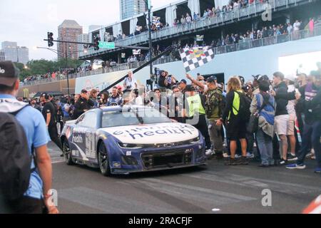 Shane van Gisbergen macht einige Donuts in der Siegesstraße, nachdem er am 2. Juli 2023 in der Grant Park 220-Serie in der Innenstadt von Chicago einen historischen NASCAR-Sieg errungen hat. Der 34-jährige Auckland, aus Neuseeland, wurde der erste Fahrer seit 60 Jahren, der seine Cup-Präsentation gewann. (Foto: Alexandra Buxbaum/Sipa USA) Guthaben: SIPA USA/Alamy Live News Stockfoto