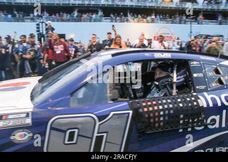 Shane van Gisbergen macht einige Donuts in der Siegesstraße, nachdem er am 2. Juli 2023 in der Grant Park 220-Serie in der Innenstadt von Chicago einen historischen NASCAR-Sieg errungen hat. Der 34-jährige Auckland, aus Neuseeland, wurde der erste Fahrer seit 60 Jahren, der seine Cup-Präsentation gewann. (Foto: Alexandra Buxbaum/Sipa USA) Guthaben: SIPA USA/Alamy Live News Stockfoto