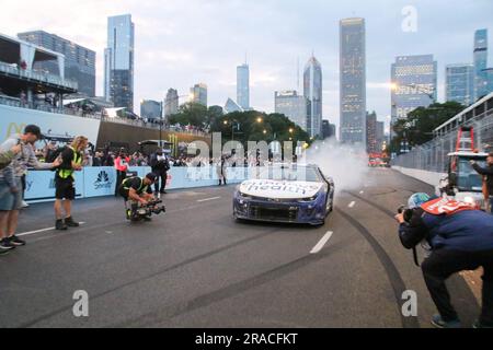 Shane van Gisbergen macht einige Donuts in der Siegesstraße, nachdem er am 2. Juli 2023 in der Grant Park 220-Serie in der Innenstadt von Chicago einen historischen NASCAR-Sieg errungen hat. Der 34-jährige Auckland, aus Neuseeland, wurde der erste Fahrer seit 60 Jahren, der seine Cup-Präsentation gewann. (Foto: Alexandra Buxbaum/Sipa USA) Guthaben: SIPA USA/Alamy Live News Stockfoto