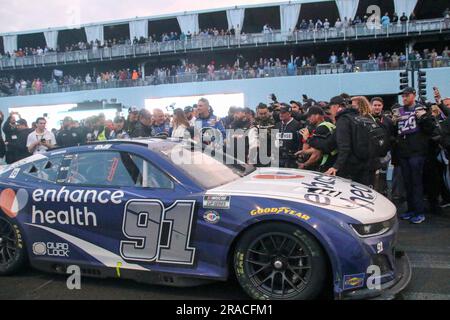 Shane van Gisbergen macht einige Donuts in der Siegesstraße, nachdem er am 2. Juli 2023 in der Grant Park 220-Serie in der Innenstadt von Chicago einen historischen NASCAR-Sieg errungen hat. Der 34-jährige Auckland, aus Neuseeland, wurde der erste Fahrer seit 60 Jahren, der seine Cup-Präsentation gewann. (Foto: Alexandra Buxbaum/Sipa USA) Guthaben: SIPA USA/Alamy Live News Stockfoto