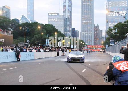 Shane van Gisbergen macht einige Donuts in der Siegesstraße, nachdem er am 2. Juli 2023 in der Grant Park 220-Serie in der Innenstadt von Chicago einen historischen NASCAR-Sieg errungen hat. Der 34-jährige Auckland, aus Neuseeland, wurde der erste Fahrer seit 60 Jahren, der seine Cup-Präsentation gewann. (Foto: Alexandra Buxbaum/Sipa USA) Guthaben: SIPA USA/Alamy Live News Stockfoto