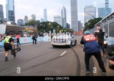 Shane van Gisbergen macht einige Donuts in der Siegesstraße, nachdem er am 2. Juli 2023 in der Grant Park 220-Serie in der Innenstadt von Chicago einen historischen NASCAR-Sieg errungen hat. Der 34-jährige Auckland, aus Neuseeland, wurde der erste Fahrer seit 60 Jahren, der seine Cup-Präsentation gewann. (Foto: Alexandra Buxbaum/Sipa USA) Guthaben: SIPA USA/Alamy Live News Stockfoto