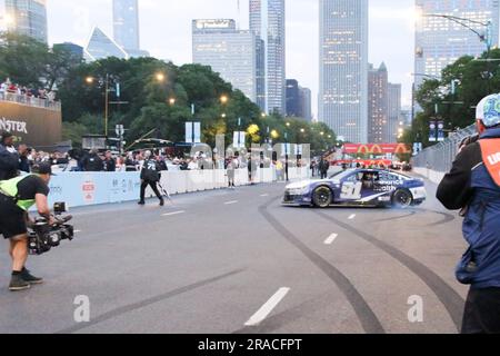 Shane van Gisbergen macht einige Donuts in der Siegesstraße, nachdem er am 2. Juli 2023 in der Grant Park 220-Serie in der Innenstadt von Chicago einen historischen NASCAR-Sieg errungen hat. Der 34-jährige Auckland, aus Neuseeland, wurde der erste Fahrer seit 60 Jahren, der seine Cup-Präsentation gewann. (Foto: Alexandra Buxbaum/Sipa USA) Guthaben: SIPA USA/Alamy Live News Stockfoto