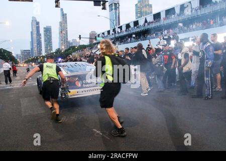 Shane van Gisbergen macht einige Donuts in der Siegesstraße, nachdem er am 2. Juli 2023 in der Grant Park 220-Serie in der Innenstadt von Chicago einen historischen NASCAR-Sieg errungen hat. Der 34-jährige Auckland, aus Neuseeland, wurde der erste Fahrer seit 60 Jahren, der seine Cup-Präsentation gewann. (Foto: Alexandra Buxbaum/Sipa USA) Guthaben: SIPA USA/Alamy Live News Stockfoto