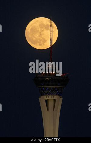 Las Vegas, Nevada, USA. 2. Juli 2023. Am 2. Juli 2023 erhebt sich in Las Vegas, Nevada, ein Vollmond über dem Strat Hotel and Casino. Der sogenannte Full Buck Moon, der näher an der Erde kreist als viele der anderen Full Moons dieses Jahr, ist einer der vier supermonde von 2023. (Kreditbild: © David Becker/ZUMA Press Wire) NUR REDAKTIONELLE VERWENDUNG! Nicht für den kommerziellen GEBRAUCH! Stockfoto