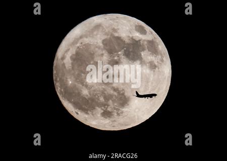 Los Angeles, Usa. 02. Juli 2023. Ein Flugzeug fliegt am Super-Vollmond vorbei, bekannt als Buck-Mond, der über Los Angeles aufgeht. (Foto: Ringo Chiu/SOPA Images/Sipa USA) Guthaben: SIPA USA/Alamy Live News Stockfoto