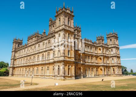 Blick auf das herrliche Highclere Castle in der Nähe von Newbury. Hampshire, England Stockfoto