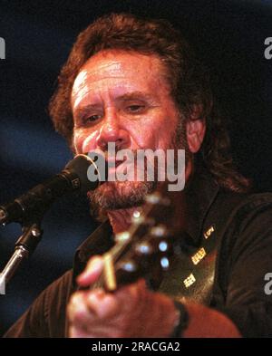 David Frizzell, 57, tritt während der Lakefest Fourth of July Celebration am Samstag, den 3. Juli 1999 in Jamestown, Russell County, KY, auf. USA. David Frizzell, der jüngere Bruder von Country-Songwriter Lefty Frizzell und ein Einheimischer aus El Dorado, AR, ist vielleicht am besten dafür bekannt, in den 1980er Jahren in der „Billboard Hot Country“-Charts zwei Singles mit der Nummer eins zu zeichnen: Das Shelly West-Duett „You're the Reason God made Oklahoma“ aus dem Jahr 1981 und der Solo-Hit „I'm Hire a Wino to Decorate Our Home“ aus dem Jahr 1982. (APEX MediaWire Foto von Billy Suratt) Stockfoto