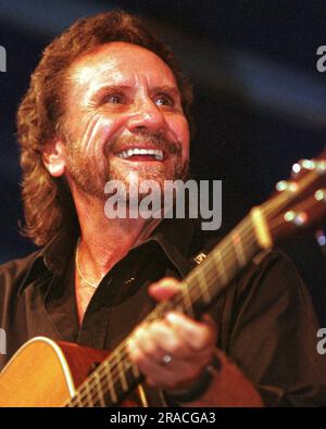 David Frizzell, 57, tritt während der Lakefest Fourth of July Celebration am Samstag, den 3. Juli 1999 in Jamestown, Russell County, KY, auf. USA. David Frizzell, der jüngere Bruder von Country-Songwriter Lefty Frizzell und ein Einheimischer aus El Dorado, AR, ist vielleicht am besten dafür bekannt, in den 1980er Jahren in der „Billboard Hot Country“-Charts zwei Singles mit der Nummer eins zu zeichnen: Das Shelly West-Duett „You're the Reason God made Oklahoma“ aus dem Jahr 1981 und der Solo-Hit „I'm Hire a Wino to Decorate Our Home“ aus dem Jahr 1982. (APEX MediaWire Foto von Billy Suratt) Stockfoto