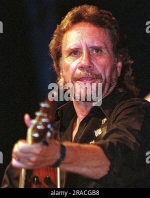 David Frizzell, 57, tritt während der Lakefest Fourth of July Celebration am Samstag, den 3. Juli 1999 in Jamestown, Russell County, KY, auf. USA. David Frizzell, der jüngere Bruder von Country-Songwriter Lefty Frizzell und ein Einheimischer aus El Dorado, AR, ist vielleicht am besten dafür bekannt, in den 1980er Jahren in der „Billboard Hot Country“-Charts zwei Singles mit der Nummer eins zu zeichnen: Das Shelly West-Duett „You're the Reason God made Oklahoma“ aus dem Jahr 1981 und der Solo-Hit „I'm Hire a Wino to Decorate Our Home“ aus dem Jahr 1982. (APEX MediaWire Foto von Billy Suratt) Stockfoto