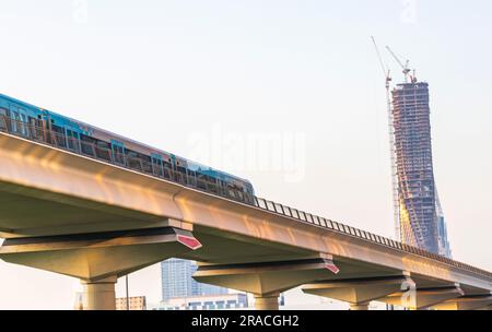 Dubai, Vereinigte Arabische Emirate - 21.06.2023 Uhr - Aufnahme des Zuges, der die U-Bahn-Station Business Bay verlässt. Stockfoto