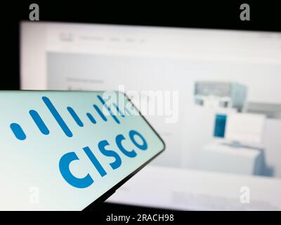 Mobiltelefon mit Logo des amerikanischen Kommunikationsunternehmens Cisco Systems Inc. Auf dem Bildschirm vor der Website. Fokus auf der linken Seite des Telefondisplays. Stockfoto