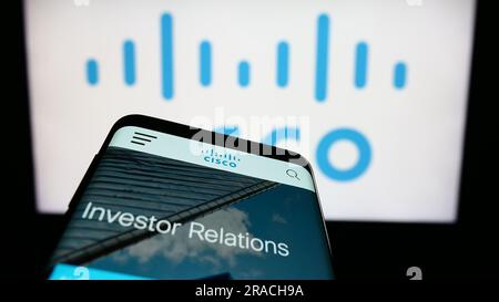 Smartphone mit Website des US-amerikanischen Kommunikationsunternehmens Cisco Systems Inc. Auf dem Bildschirm vor dem Unternehmenslogo. Fokus auf oberer linker Seite des Telefondisplays. Stockfoto