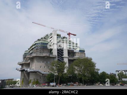 Hamburg, Deutschland. 01. Juni 2023. Blick auf den grünen und gepflanzten Aufbau auf dem Dach des Hochbunkers Heiligengeistfeld. Die Ökologisierung und der Bau des Bunkers Heiligengeistfeld sollen in diesem Jahr abgeschlossen sein. (An dpa-Korr: 'Grauer Bunker wird größer und grüner - Pflanzen in vollem Gange') Kredit: Marcus Brandt/dpa/Alamy Live News Stockfoto