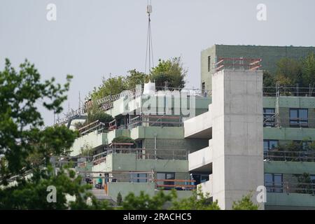 Hamburg, Deutschland. 01. Juni 2023. Blick auf den grünen und gepflanzten Aufbau auf dem Dach des Hochbunkers Heiligengeistfeld. Die Ökologisierung und der Bau des Bunkers Heiligengeistfeld sollen in diesem Jahr abgeschlossen sein. (An dpa-Korr: 'Grauer Bunker wird größer und grüner - Pflanzen in vollem Gange') Kredit: Marcus Brandt/dpa/Alamy Live News Stockfoto