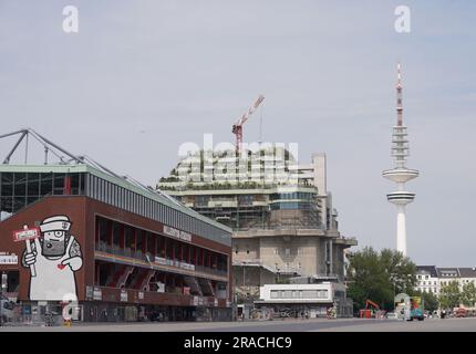 Hamburg, Deutschland. 01. Juni 2023. Blick auf den grünen und gepflanzten Aufbau auf dem Dach des Hochbunkers Heiligengeistfeld. Die Ökologisierung und der Bau des Bunkers Heiligengeistfeld sollen in diesem Jahr abgeschlossen sein. (An dpa-Korr: 'Grauer Bunker wird größer und grüner - Pflanzen in vollem Gange') Kredit: Marcus Brandt/dpa/Alamy Live News Stockfoto