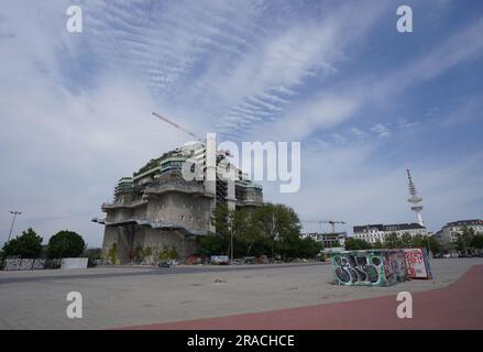 Hamburg, Deutschland. 01. Juni 2023. Blick auf den grünen und gepflanzten Aufbau auf dem Dach des Hochbunkers Heiligengeistfeld. Die Ökologisierung und der Bau des Bunkers Heiligengeistfeld sollen in diesem Jahr abgeschlossen sein. (An dpa-Korr: 'Grauer Bunker wird größer und grüner - Pflanzen in vollem Gange') Kredit: Marcus Brandt/dpa/Alamy Live News Stockfoto