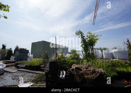 Hamburg, Deutschland. 01. Juni 2023. Die Pflanzen werden auf dem Dach des Hochbunkers bei Heiligengeistfeld mit Wasser versorgt. Die Ökologisierung und der Bau des Bunkers Heiligengeistfeld sollen in diesem Jahr abgeschlossen sein. (An dpa-Korr: 'Grauer Bunker wird größer und grüner - Pflanzen in vollem Gange') Kredit: Marcus Brandt/dpa/Alamy Live News Stockfoto