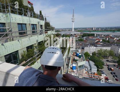 Hamburg, Deutschland. 01. Juni 2023. Blick auf den grünen und gepflanzten Aufbau auf dem Dach des Hochbunkers Heiligengeistfeld. Die Ökologisierung und der Bau des Bunkers Heiligengeistfeld sollen in diesem Jahr abgeschlossen sein. (An dpa-Korr: 'Grauer Bunker wird größer und grüner - Pflanzen in vollem Gange') Kredit: Marcus Brandt/dpa/Alamy Live News Stockfoto