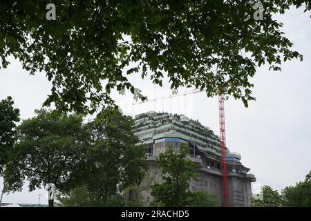 Hamburg, Deutschland. 01. Juni 2023. Blick auf den grünen und gepflanzten Aufbau auf dem Dach des Hochbunkers Heiligengeistfeld. Die Ökologisierung und der Bau des Bunkers Heiligengeistfeld sollen in diesem Jahr abgeschlossen sein. (An dpa-Korr: 'Grauer Bunker wird größer und grüner - Pflanzen in vollem Gange') Kredit: Marcus Brandt/dpa/Alamy Live News Stockfoto