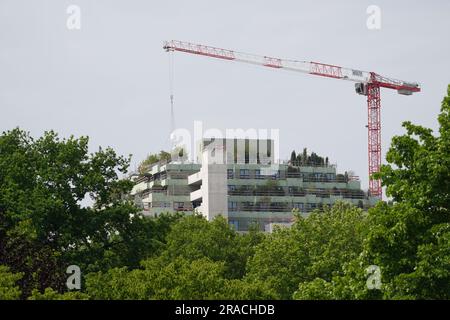 Hamburg, Deutschland. 01. Juni 2023. Blick auf den grünen und gepflanzten Aufbau auf dem Dach des Hochbunkers Heiligengeistfeld. Die Ökologisierung und der Bau des Bunkers Heiligengeistfeld sollen in diesem Jahr abgeschlossen sein. (An dpa-Korr: 'Grauer Bunker wird größer und grüner - Pflanzen in vollem Gange') Kredit: Marcus Brandt/dpa/Alamy Live News Stockfoto