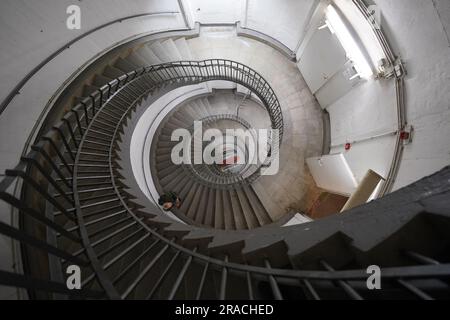 Hamburg, Deutschland. 01. Juni 2023. Blick auf eine der vier Treppen des erhöhten Bunkers auf Heiligengeistfeld. Die Ökologisierung und der Bau des Bunkers Heiligengeistfeld sollen in diesem Jahr abgeschlossen sein. (An dpa-Korr: 'Grauer Bunker wird größer und grüner - Pflanzen ist in vollem Gange') Kredit: Marcus Brandt/dpa/Alamy Live News Stockfoto