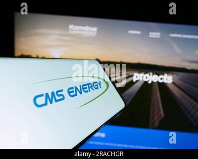 Smartphone mit Logo des amerikanischen Versorgungsunternehmens CMS Energy Corporation auf dem Bildschirm vor der Website. Fokus auf die Mitte rechts des Telefondisplays. Stockfoto