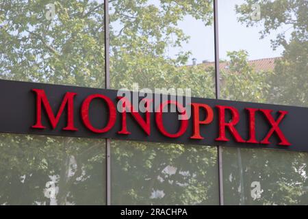 Bordeaux , Aquitaine Frankreich - 06 21 2023 : Monoprix Logo-Laden Supermarkt Wandfassade Text Markentext Stadtmarkt Stockfoto