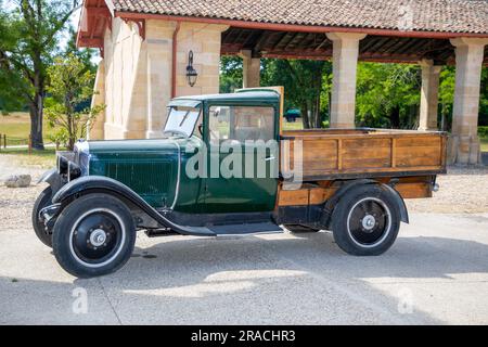 Bordeaux , Aquitaine France - 06 06 2023 : Citroën C4 Abholung im Oldtimer im Retro-Stil Stockfoto