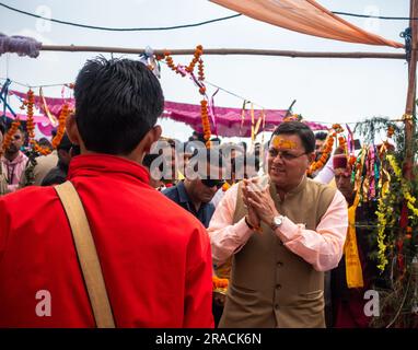 28. Juni 2023 Uttarakhand, Indien. Uttarakhand Oberminister Pushkar Singh Dhami begrüßt die Menge mit gefalteten Händen. Indische Politik. Stockfoto