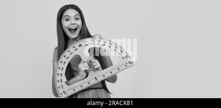 Überrascht Kind studieren Mathematik in der Schule halten Winkelmesser Lineal, Mathematik. Horizontales isoliertes Plakat der Schülerin. Banner-Kopfzeile Hochformat von Stockfoto