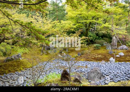 Hogon-in Tempelgarten, Löwen brüllen Landschaftsgarten, drei große Steine stellen buddha dar und ziehen die wichtigsten Jünger, Arashiyama, Kyoto, Japan, 2023 Stockfoto