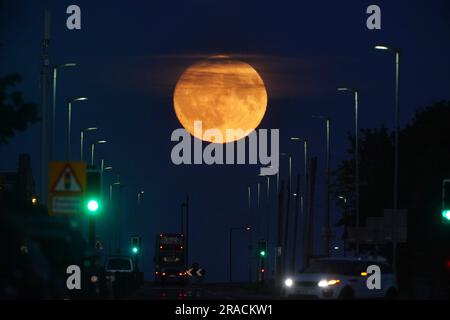 Der Vollbuck-Supermond erhebt sich über Seaton Sluice in Northumberland. Der Juli-Supermond erreicht seinen nächstgelegenen Punkt zur Erde mit 224.895 Meilen (361.934km km) - etwa 13.959 Meilen (22.466km km) näher als üblich. Es erscheint 5,8 Prozent größer und 12,8 Prozent heller als ein normaler Vollmond. Foto: Sonntag, 2. Juli 2023. Stockfoto