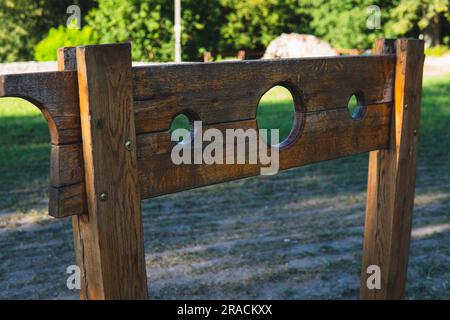 Detail eines hölzernen Pillorys, bereit zur Bestrafung Stockfoto