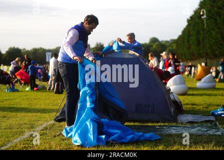 Der erste in der Schlange, Tennisfan Dan Barker, 23, der über Nacht in der Wimbledon-Schlange kampierte, am ersten Tag der Wimbledon-Meisterschaft 2023 im All England Lawn Tennis and Croquet Club in Wimbledon. Foto: Montag, 3. Juli 2023. Stockfoto