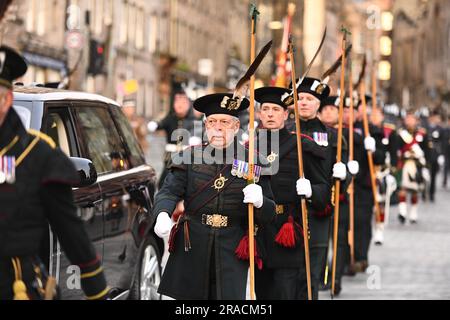 Am frühen Morgen findet eine Prozessionsprobe entlang der Royal Mile in Edinburgh statt, bevor König Charles III. Thanksgiving feiert. Foto: Montag, 3. Juli 2023. Stockfoto