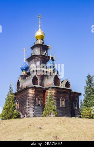 Russische Holzkirche mit Zwiebelkuppeln in Gifhorn, Deutschland Stockfoto