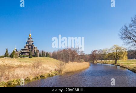 Hölzerne russisch-orthodoxe Kirche am Seeufer in Gifhorn, Deutschland Stockfoto