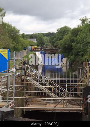 Reparaturarbeiten an Schleusen 68 und 69 des Wigan Flugs der Schleusen am Leeds und Liverpool Kanal, die den Kanal für die Navigation gesperrt haben, sind im Gange. Stockfoto