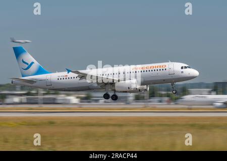 München, Deutschland - Juni 29. 2023 : Freebird Airlines Airbus A320-232 mit Luftfahrzeugregistrierung TC-FHG während der Landung auf der Südbahn 26L Stockfoto